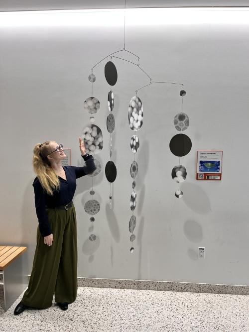 Image of Virgina with the mobile