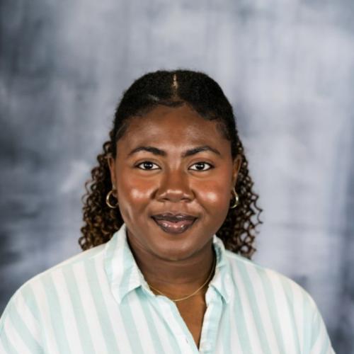 Headshot of toni